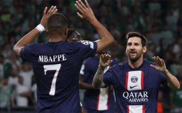 Messi (phải) chia vui với Mbappe sau bàn đầu tiên ở Champions League 2022-2023, trong trận PSG thắng Maccabi Haifa 3-1 ở Israel.