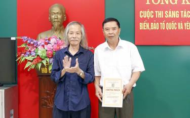 Họa sĩ Lương Xuân Đoàn – Chủ tịch Hội Mỹ thuật Việt Nam trao giải Nhất cho tác giả Nguyễn Bá Siêu đến từ Nghệ An với tác phẩm Chung sức, chung lòng xây dựng Yên Bái “Xanh, hài hòa, bản sắc và hạnh phúc”.