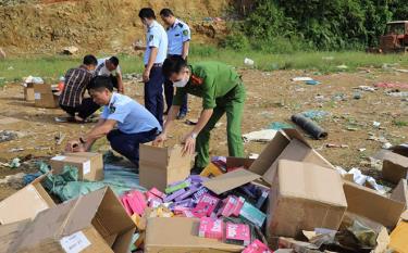 Lực lượng chức năng tiến hành tiêu hủy toàn bộ số sản phẩm thuốc lá điện tử nhập lậu.