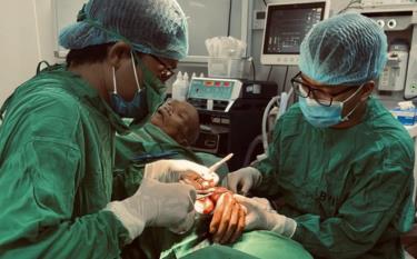 Bác sĩ Bệnh viện K đang phẫu thuật ung thư da bàn tay cho cụ ông N.V.H 

