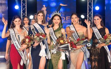 Bùi Quỳnh Hoa và các Á quân của cuộc thi.