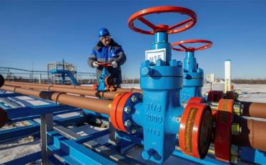 Một công nhân điều chỉnh van đường ống khí đốt của Gazprom tại Nga