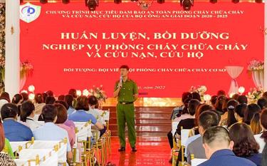 Cán bộ Cảnh sát PCCC - CNCH, Công an tỉnh phổ biến các văn bản pháp quy của Nhà nước về công tác PCCC và CNCH.