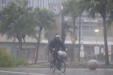 Mưa lớn và gió mạnh do bão Nanmadol gây ra ở Miyazaki trên đảo Kyushu, cực Nam của Nhật Bản.