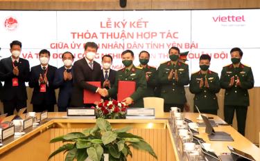 Đồng chí Trần Huy Tuấn - Phó Bí thư Tỉnh ủy, Chủ tịch UBND tỉnh và Đại tá Tào Đức Thắng - Chủ tịch kiêm Tổng Giám đốc Tập đoàn Viettel ký kết Chương trình hợp tác về chiến lược triển khai chuyển đổi số tỉnh Yên Bái giai đoạn 2022 - 2025.