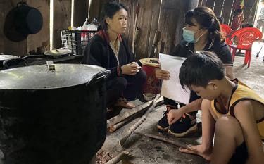 Giáo viên Trường Tiểu học &THCS Xuân Tầm, huyện Văn Yên đến nhà vận động học sinh bị tác động bởi Quyết định 861 ra lớp.