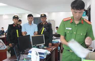 Cảnh sát khám xét khi bắt 3 bị can trước đó.