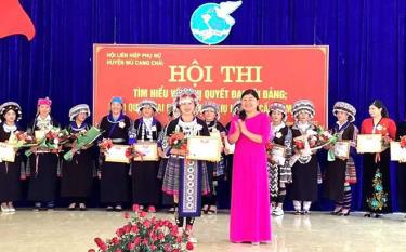 Thí sinh Lù Thị Mú - Phó Chủ tịch Hội Liên hiệp Phụ nữ xã Chế Cu Nha giành giải Nhất Hội thi.