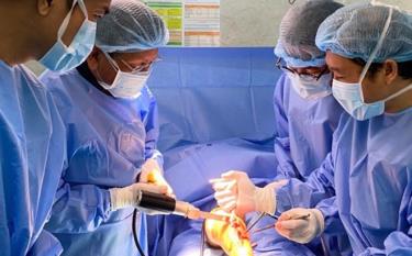 BS.CKII Nguyễn Thành Tâm và ê kíp phẫu thuật cho em L.