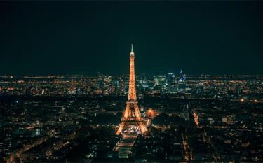 Tháp Eiffel sáng đèn về đêm.