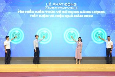 Các đại biểu thực hiện nghi thức phát động cuộc thi trực tuyến “Tìm hiểu kiến thức về sử dụng năng lượng tiết kiệm và hiệu quả năm 2022”
