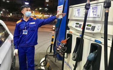 Hiện giá xăng E5 RON 92 ở mức 21.780 đồng/lít và xăng RON 95 là 22.580 đồng/lít. Dầu diesel 22.530 đồng/lít, dầu hỏa 22.440 đồng/lít.