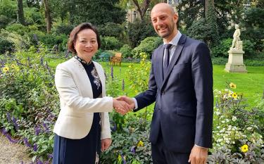 Bộ trưởng Bộ Chuyển đổi số và Công vụ Stanislas GUERINI tiếp đón Bộ trưởng Nội vụ Phạm Thị Thanh Trà tại Pháp.