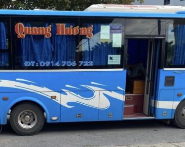 Phía bên ngoài thân xe, nơi niêm yết giá vé công khai, nhà xe Quang Hương đã cố tình dùng miếng dán màu đen để che đi