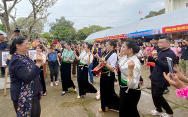 Đồng chí Tòng Thị Phóng - nguyên Ủy viên Bộ Chính trị, Phó Chủ tịch Thường trực Quốc hội tham gia không gian văn hóa Thái.
