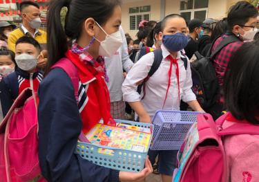 Đầu năm học mới, phụ huynh phải đối mặt với nhiều khoản chi mua sắm sách vở, đồng phục, đồ dùng thiết yếu.