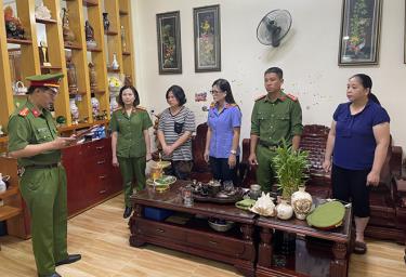 Công an đọc lệnh bắt Trần Thị Hà (áo kẻ ngang).