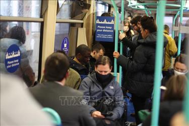 Người dân đi xe buýt tại London, Anh. Ảnh minh họa