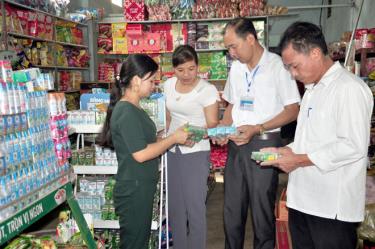 Lãnh đạo Phòng Y tế Trấn Yên kiểm tra an toàn thực phẩm tại cơ sở kinh doanh ở xã Đào Thịnh.