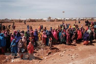 Người dân chờ được phát lương thực cứu trợ tại trại tị nạn ở Baidoa, Somalia, ngày 14/2/2022.