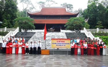 Các đồng chí Thường trực Đảng ủy Khối cơ quan và doanh nghiệp tỉnh trao giấy chứng nhận cho học viên lớp Bồi dưỡng lý luận chính trị dành cho đảng viên mới khóa VIII, nhiệm kỳ 2020- 2025.