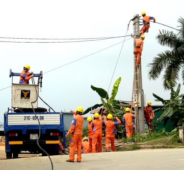 Điện lực thành phố Yên Bái diễn tập xử lý an toàn sự cố khi có thiên tai xảy ra. (Ảnh minh họa)