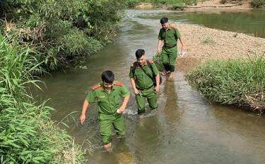 Công an xã Y Can tuần tra, kiểm soát giữ gìn an ninh trật tự.