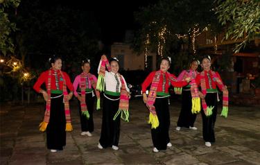 Women in De 2 village, Nghia An commune’s Nghia Lo town practice for the grand xoe performance.