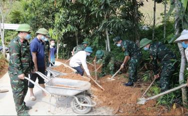 Các đồng chí lãnh đạo huyện Văn Yên và lực lượng vũ trang huyện tham gia “Ngày thứ Bảy cùng dân”. (Ảnh minh họa)