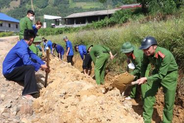 ĐVTN huyện Trấn Yên tham gia lao động tình nguyện xây dựng cơ sở hạ tầng nông thôn mới