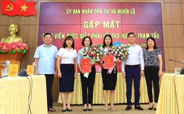 Lãnh đạo thị xã Nghĩa Lộ gặp mặt 2 giáo viên tiếng Anh thực hiện nhiệm vụ biệt phái.