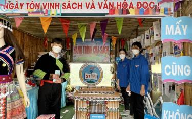 Hội sách hưởng ứng Ngày sách và văn hóa đọc Việt Nam trên địa bàn tỉnh  tại xã Suối Giàng, huyện Văn Chấn do UBND tỉnh Yên Bái phát động ngày 15 - 16/4/2022. (Ảnh: Báo Dân tộc)