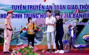 Học sinh khối các trường trung học trên địa bàn tỉnh tham gia Hội thi Tuyên truyền an toàn giao thông do Ban An toàn giao thông tỉnh Yên Bái tổ chức.