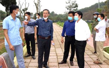 Lãnh đạo thành phố Yên Bái và xã Tân Thịnh kiểm tra kết quả tổ chức các công trình, phần việc trên địa bàn xã.