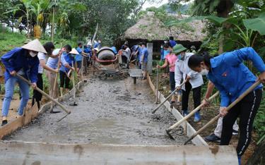 Người dân xã Xuân Long tích cực bê tông hóa đường giao thông nông thôn, góp phần xây dựng nên những “Thôn, bản, tổ dân phố hạnh phúc”.