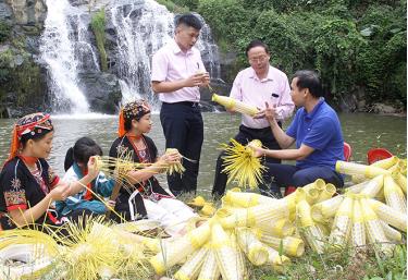Nguồn vốn tín dụng chính sách tạo điều kiện cho người Dao xã Phúc An, huyện Yên Bình duy trì và phát triển nghề đan rọ tôm truyền thống.
