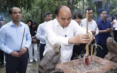 Chủ tịch nước Nguyễn Xuân Phúc cùng đoàn công tác dâng hương tưởng nhớ Chủ tịch Hồ Chí Minh tại Lán Nà Nưa trong Khu di tích lịch sử Quốc gia đặc biệt Tân Trào. (Ảnh: TTXVN)