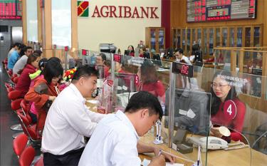 Khách đến giao dịch tại Ngân hàng Agribank Yên Bái. (Ảnh minh họa)