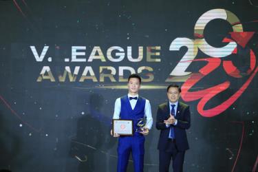 Hoàng Đức nhận giải thưởng Cầu thủ xuất sắc nhất V-League 2023 trong trang phục thanh lịch