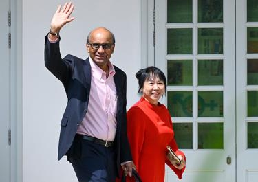 Ứng cử viên Tổng thống Singapore Tharman Shanmugaratnam (trái).