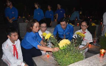 Lãnh đạo Tỉnh đoàn Yên Bái cùng các đơn vị, cơ quan, thiếu nhi tham gia Chương trình “Lễ thắp nến tri ân” các anh hùng liệt sĩ.