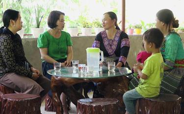 Cán bộ Hội Phụ nữ xã Suối Giàng, huyện Văn Chấn nắm tình hình đời sống, tư tưởng của hội viên phụ nữ.