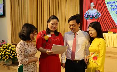 Nữ cán bộ tham gia Đề án 11 trao đổi về ý thức trách nhiệm link vào dafabet tinh thần phấn đấu trong công tác.