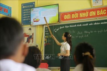 Giờ học của cô và trò Điểm trường Bản 2, Trường Tiểu học Thuận (xã Thuận, huyện miền núi Hướng Hóa, Quảng Trị). Ảnh minh họa