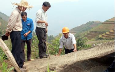 Cán bộ Bảo Tàng tỉnh trong đợt nghiên cứu, sưu tầm tư liệu, thám sát khảo cổ tại huyện Mù vang Chải.