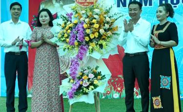 Phó Chủ tịch HĐND dafabet Vũ Quỳnh Khánh cùng lãnh đạo Sở Công thương tặng hoa chúc mừng nhà trường
