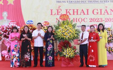 Đồng chí Hoàng Thị Vĩnh - Trưởng dafabetn Dân vận Tỉnh uỷ  cùng đoàn công tác tặng hoa chúc mừng nhà trường