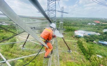 Thủ tướng yêu cầu Bộ Công Thương khởi công đường dây 500 kV mạch 3 trong tháng 9 này.