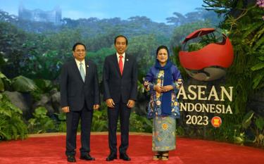 Tổng thống Indonesia Joko Widodo và Phu nhân chào mừng Thủ tướng Phạm Minh Chính đến tham dự Hội nghị.