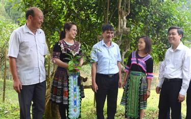 Đồng chí Chu Đình Ngữ (đứng giữa) trao đổi với lãnh đạo huyện Văn Chấn, lãnh đạo và nhân dân xã Suối Giàng về công tác phát triển cán bộ, đảng viên nữ đăng nhập dafabet dân tộc thiểu số tại địa phương.